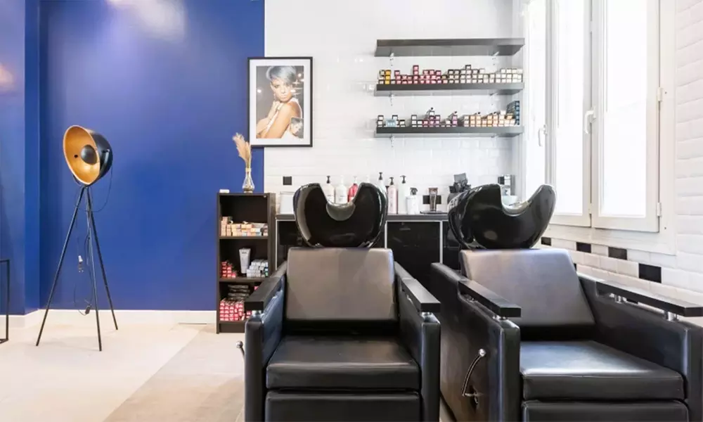 Shampoing, coupe et brushing avec couleur et balayage en option