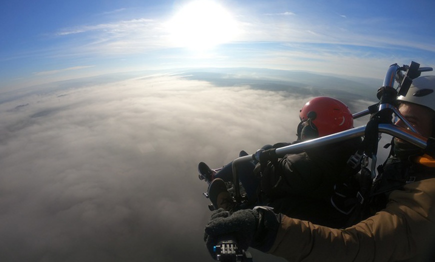 Image 4: Bautismo de vuelo en parapente sobrevolando el Guadalquivir y Córdoba