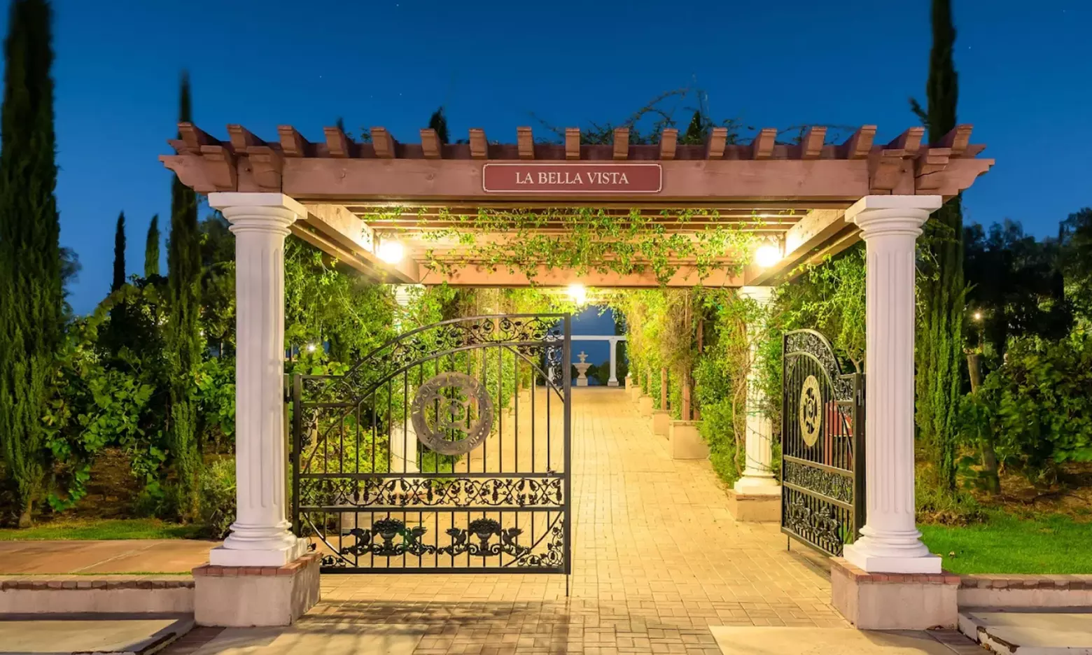 Brunch for 2,4,or 6: Brunch Entrees & Cocktails/$75/$150 Dining Credit