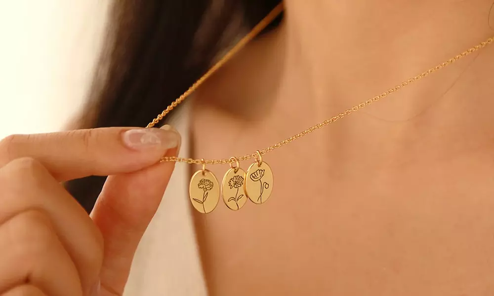 Personalisierte Blütenkette oder Halskette mit Blumenscheibe