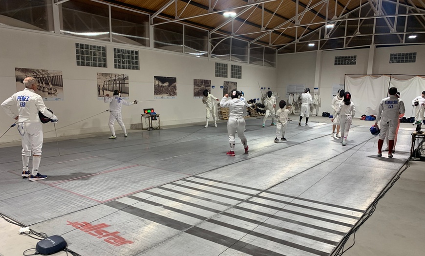 Image 2: 8 sesiones de 1 h de esgrima con espada