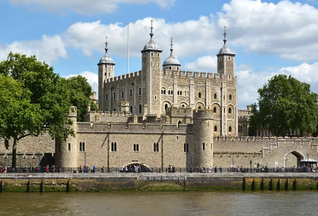 Windsor Castle, the Roman Baths and Stonehenge Tour & Lunch Pack