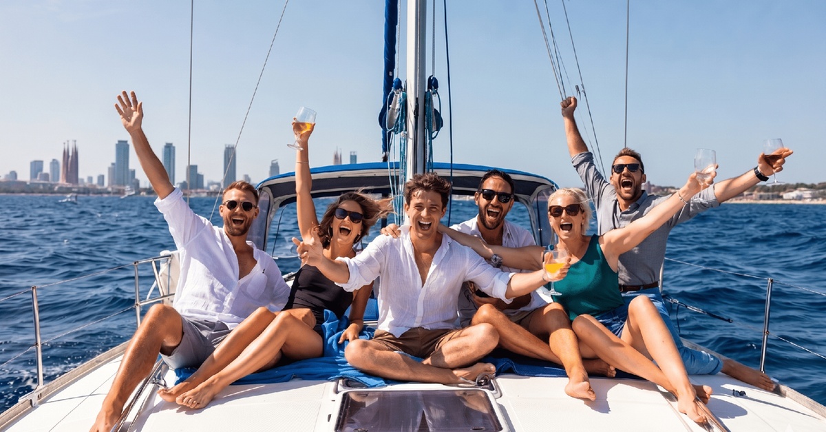 Paseo en velero con snacks y bebidas por la costa de Barcelona