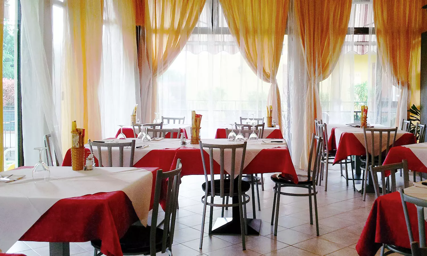 Menu pizza con antipasto, dolce e birra per 2 o 4 persone alla Pizzeria Ristorante Vesuvio (sconto fino a 63%) - Image 2