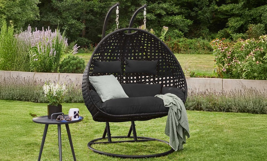 Image 1: Silla colgante tipo huevo apta para 2 personas, de Home Deluxe