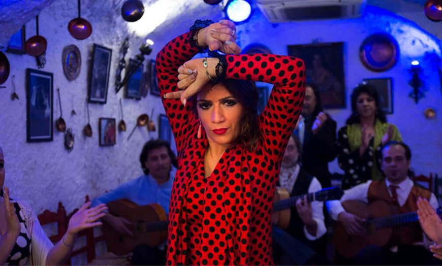 Image 10: Entrada a espectáculo de flamenco con copas y opción a cena para 1 o 2