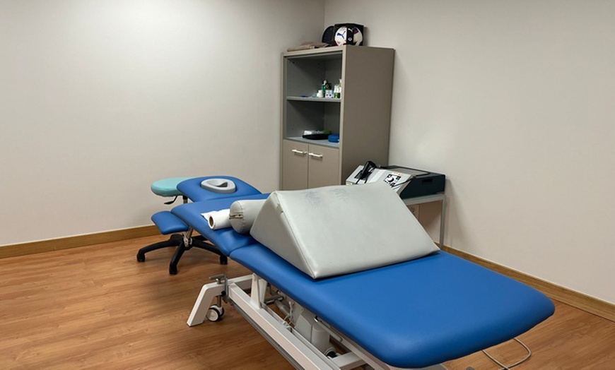 Image 2: 1 o 2 sesiones de fisioterapia avanzada con diagnóstico previo para 1