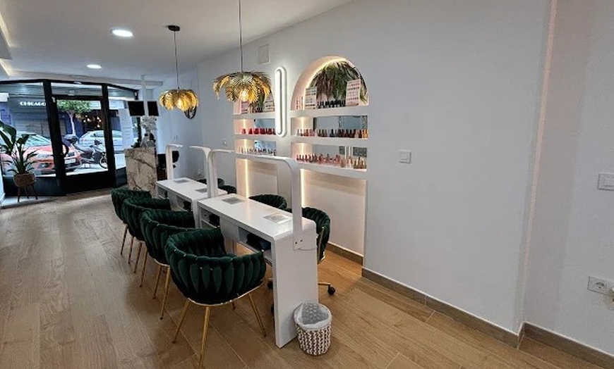 Image 8: Manipedi en el centro de Alicante con esmaltado semipermanente