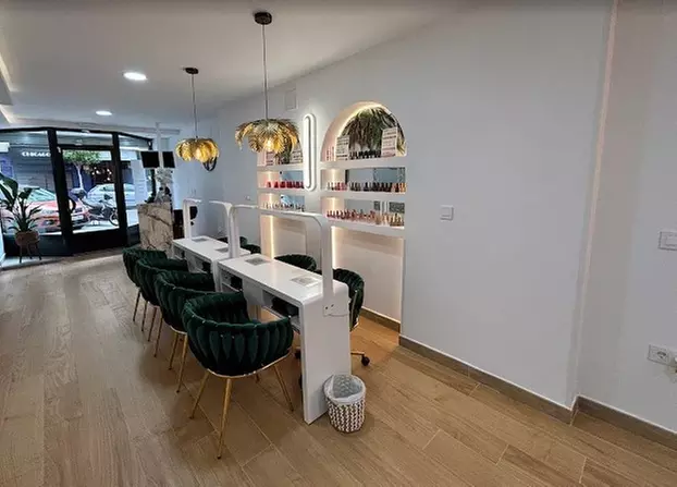 Manipedi en el centro de Alicante con esmaltado semipermanente