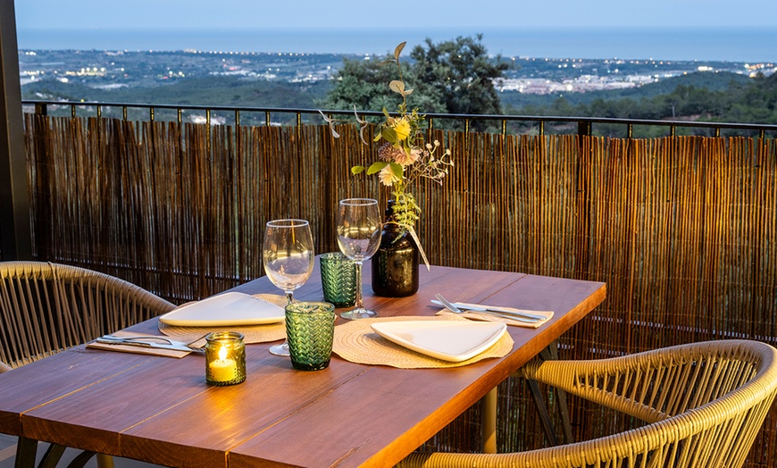 Image 2: ¡Cena bajo las estrellas! Menú completo para 2 o 4 con botella de vino