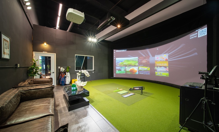 Image 2: Indoor Golf Simulator Experience – Refine Your Swing