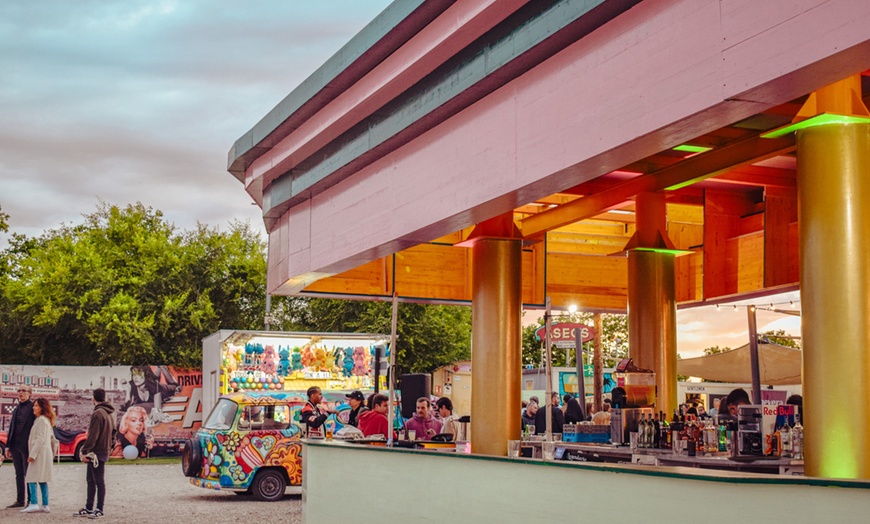 Image 2: Cine bajo las estrellas: entrada para autocine con opción a combo