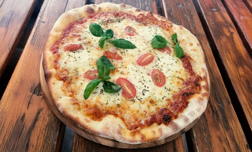 Image 2: Pizza oder Pasta nach Wahl, optional mit Salat für 2 oder 4 Personen