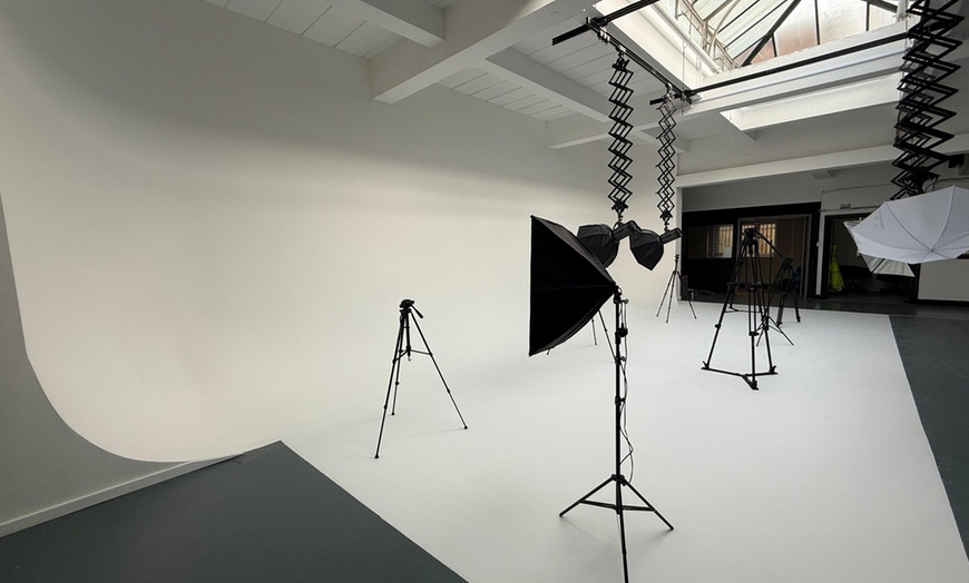 Image 3: Create Stunning Visuals: Photography or Green Screen Space