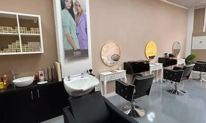 ¡Cambio de look! Sesión de peluquería con opción a corte de puntas o alisado de células madres, ahorra un 70% - Second Medium