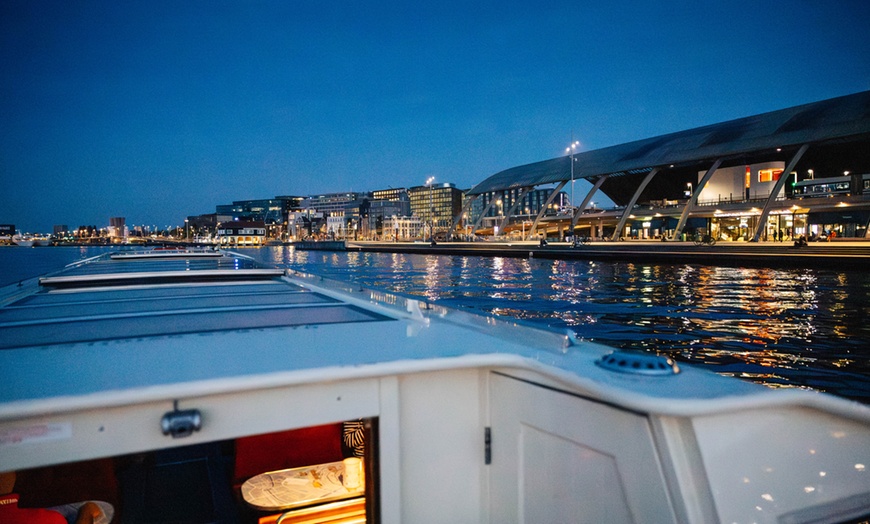 Image 25: Grachten vol lichtjes en legendes: een avondcruise door Amsterdam