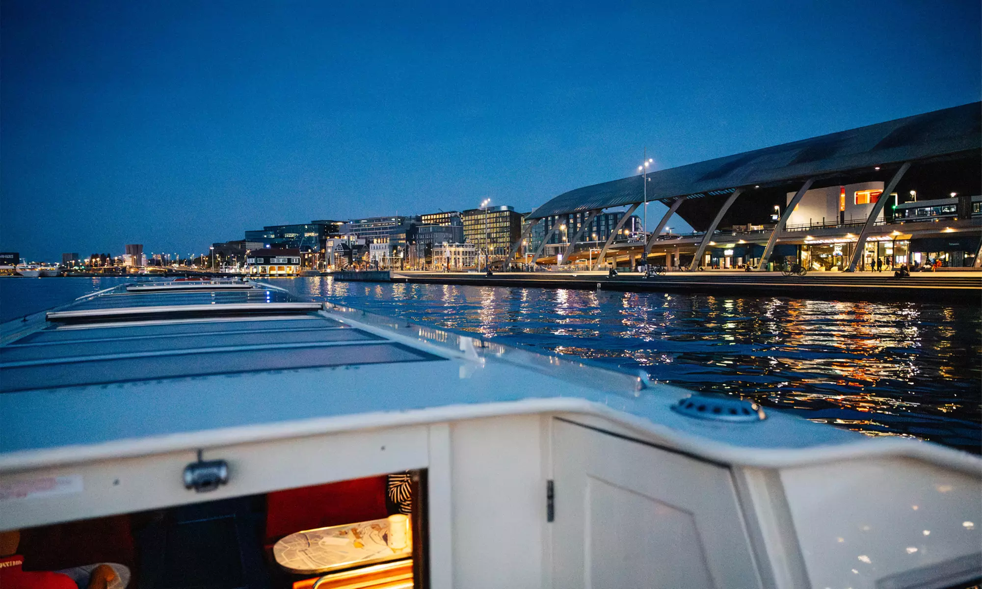Grachten vol lichtjes en legendes: een avondcruise door Amsterdam