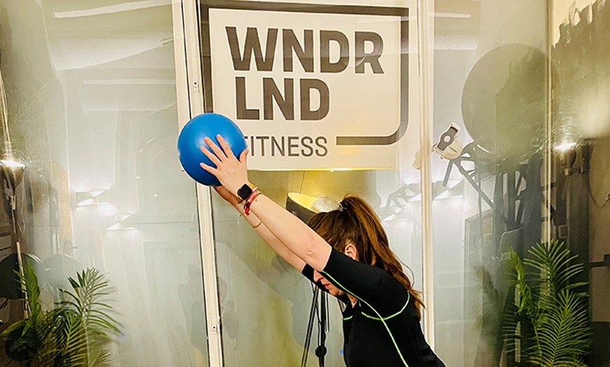 Image 5: 2 od. 3x EMS-Personaltraining á 20 Min. inkl. Anzug, Handtuch & Wasser