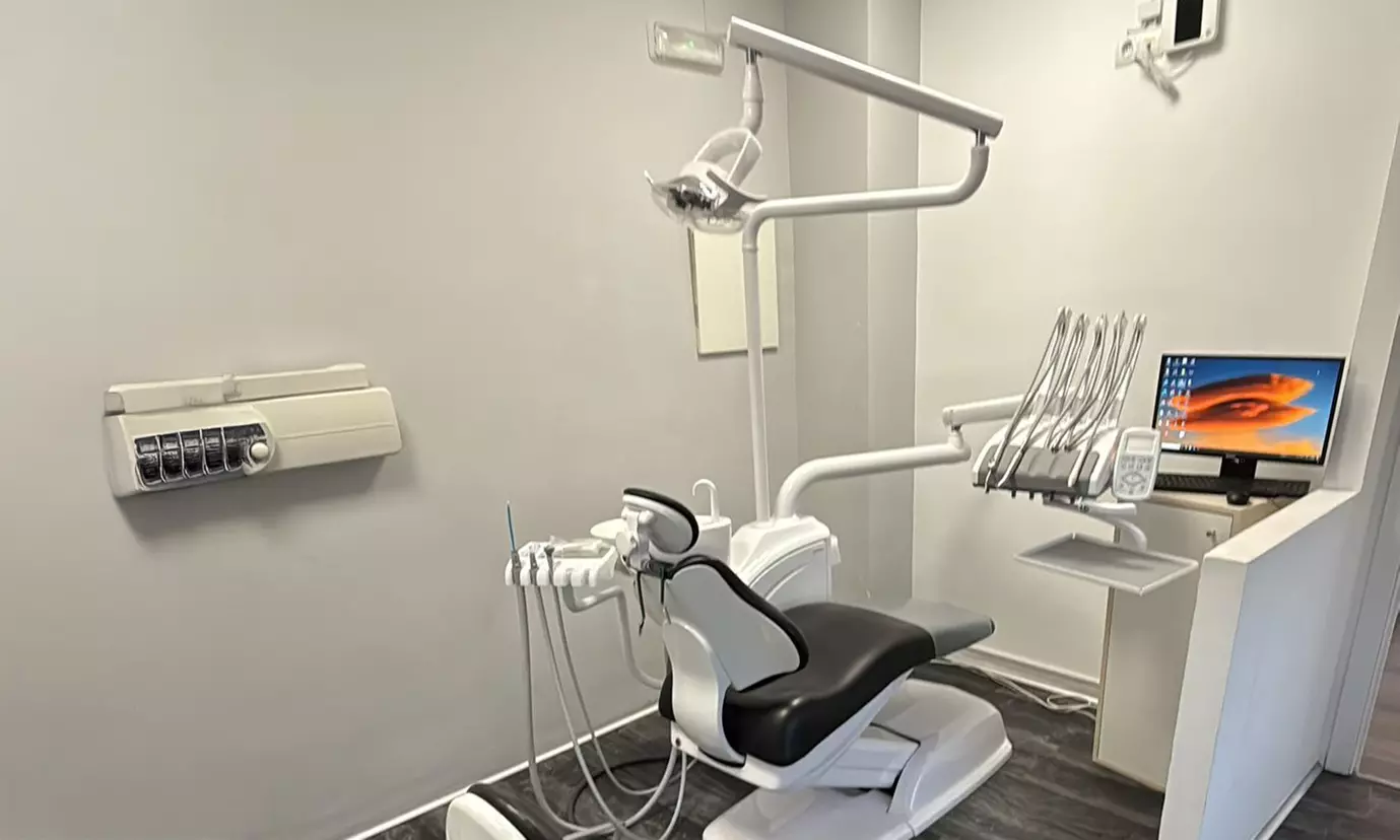 Hasta 6 implantes dentales de titanio y opción a 6 años de revisiones