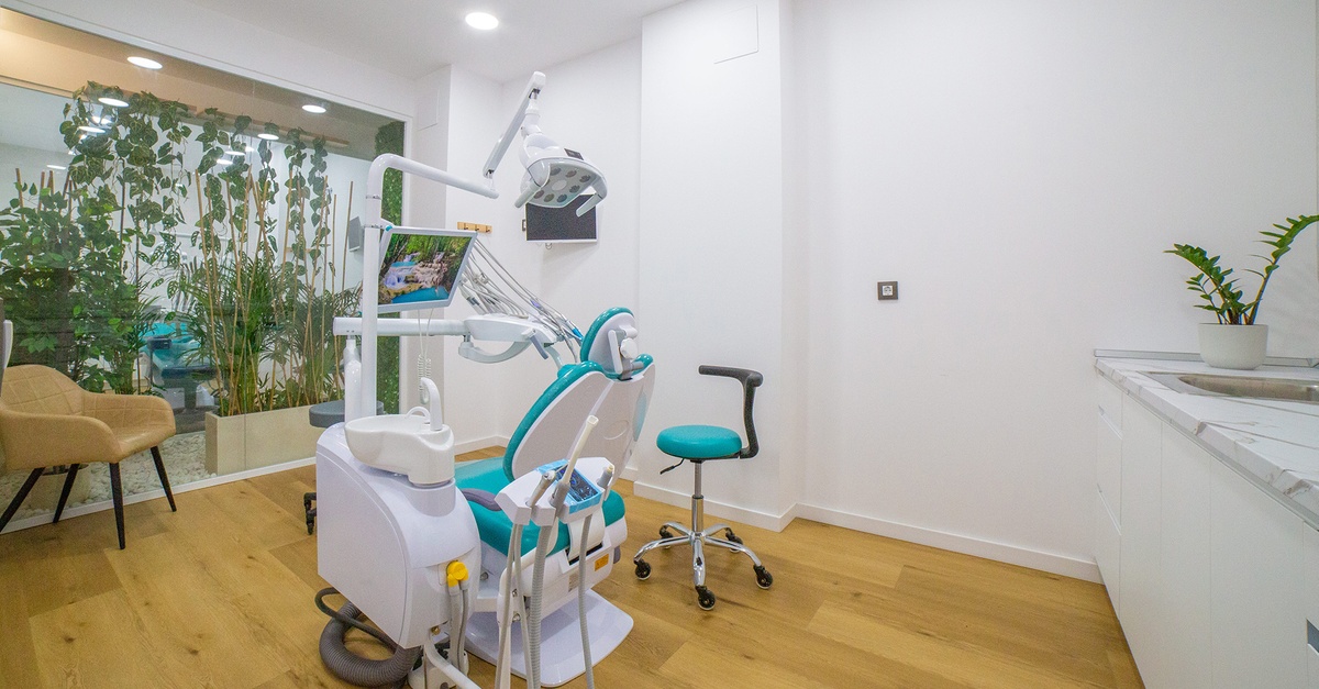 Limpieza bucal con pulido, fluoración, revisión y radiografía en Valencia
