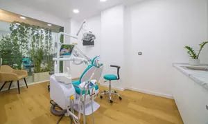 Limpieza bucal con pulido, fluoración, revisión y radiografía en Espai Dental Valencia - Benimaclet
