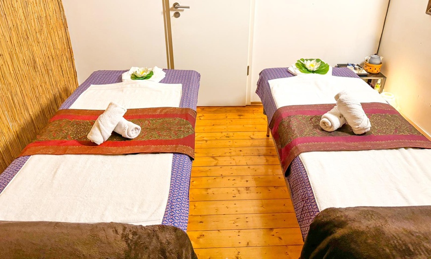 Image 2: 60 / 90 Min. Thai-, Aroma - oder Rücken-Massage für 1 oder 2 Personen