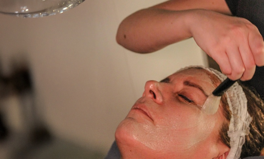 Image 1: Limpieza facial con opción a maderoterapia y vitaminas para 1 persona