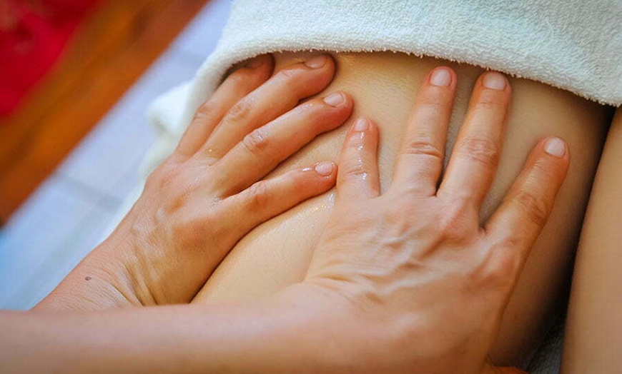 Image 3: 60 Min. Ganzheitliche Ayurveda-Massage nach Wahl für 1 Person