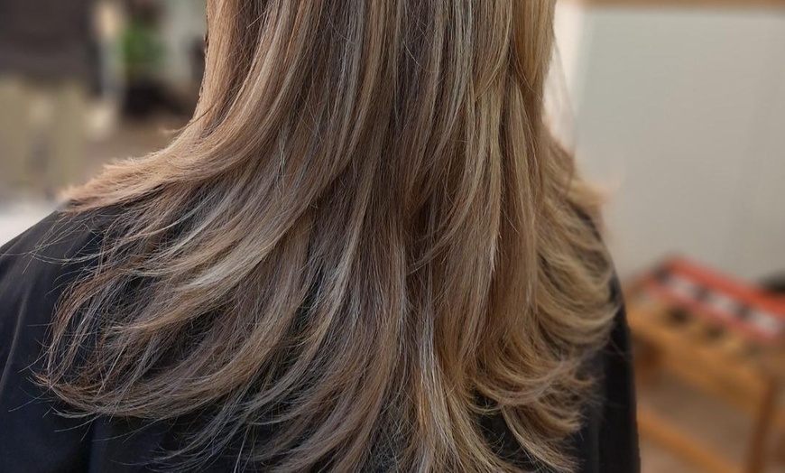 Image 9: Weesp: kappersbehandeling