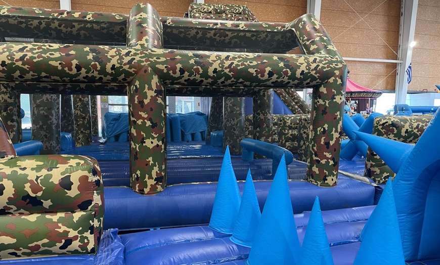 Image 6: Entrada al circuito de hinchables Crazy Warriors del 17 al 25 de abril