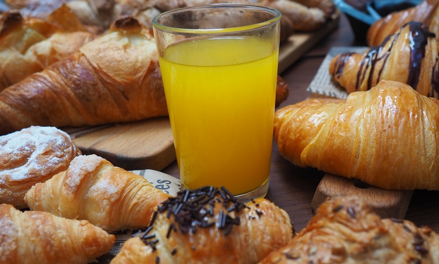 Image 20: Brunch o merienda  para 2 o 4 con platos dulces, salados y bebidas