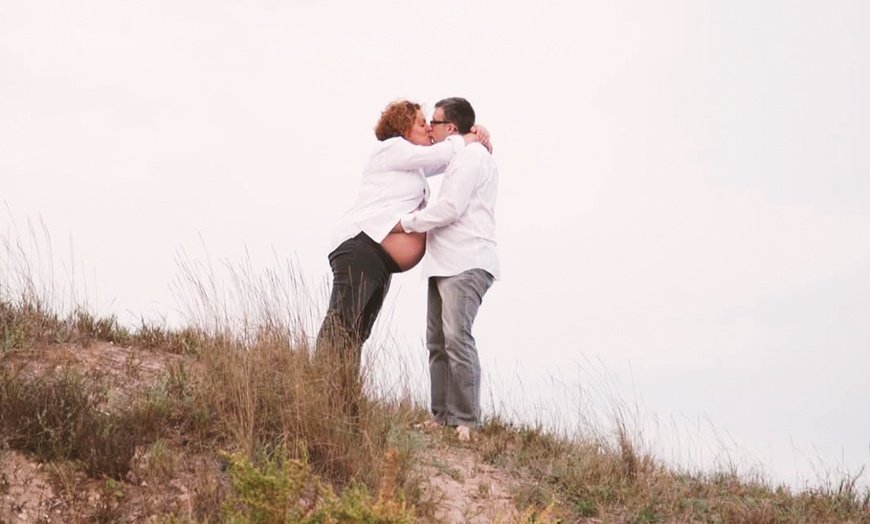 Image 2: Book fotográfico por la ciudad para una o dos personas con retoque 