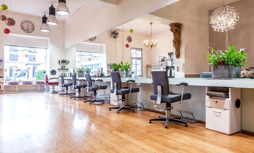 Image 4: Herren-Style-Paket: Haarschnitt, Bartstyling & Wellness-Behandlungen