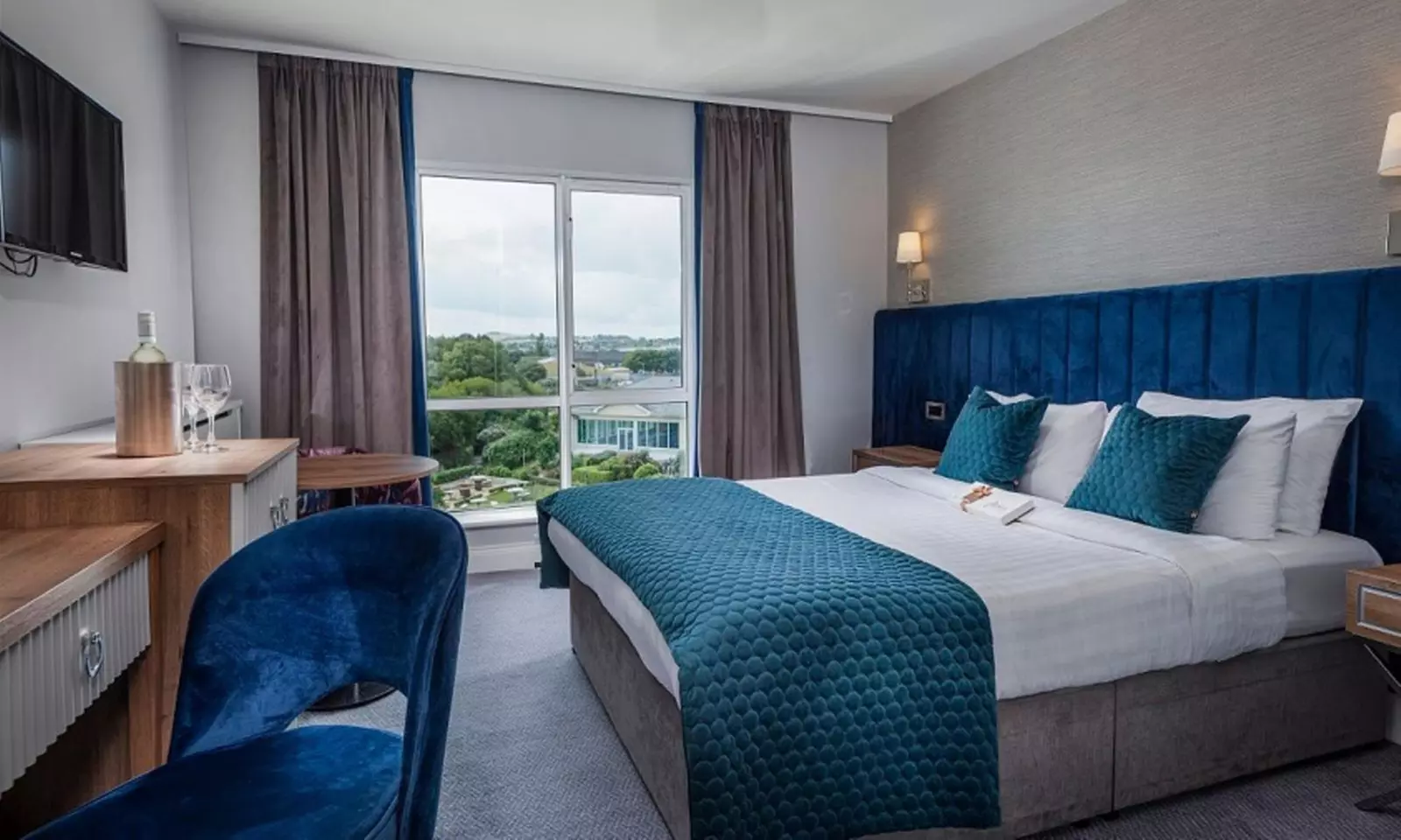 Wicklow: 1-2 Nights with Breakfast, Drink of Choice, Chocolates