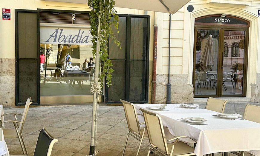 Image 3: Cata de vinos maridados con vista a la Almoina y tabla de ibéricos