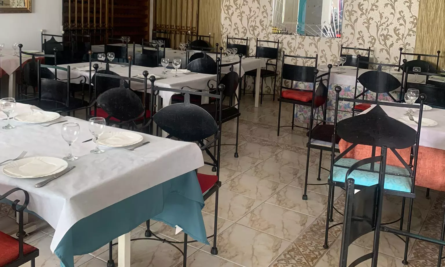 Menú Cochinillo para 2 o 4 con entrante, postre y botella de vino