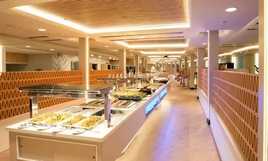 Image 14: Acceso a spa con opción a comida o cena bufé para 2 personas