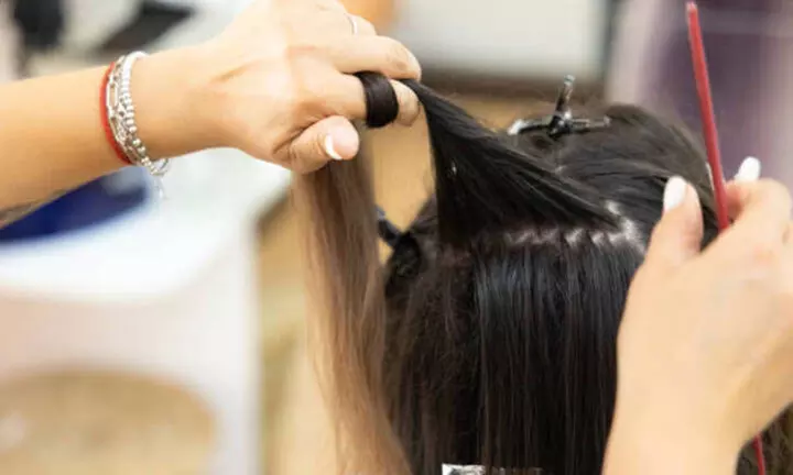 Sesión de peluquería para mujer: masaje craneal, corte, peinado y opción a tinte o mechas de raíz (hasta un 51%) - Second Medium
