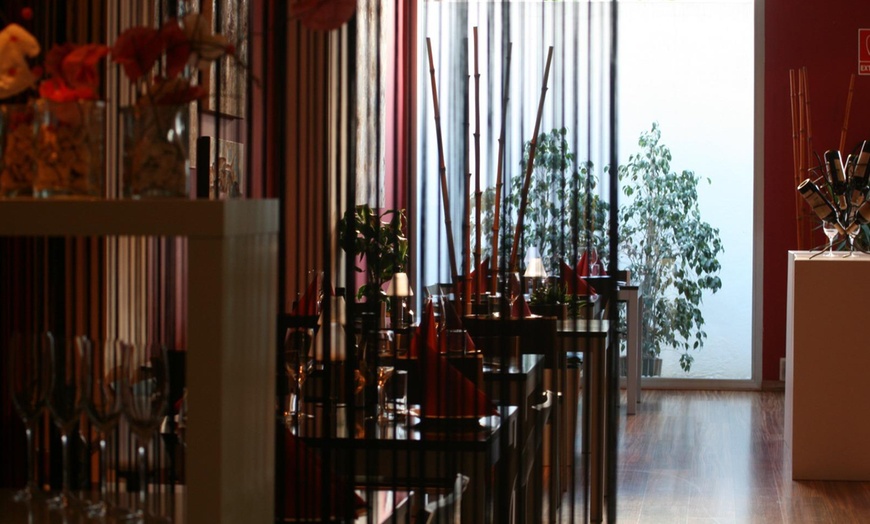 Image 6: Menú de tapas o menú prémium para 2 o 4 con vino y opción a cava