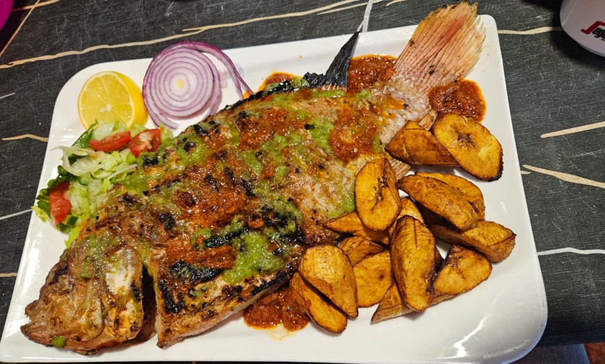 Image 3: Gegrillter Tilapia mit Kochbananen / Maniok und Getränk für 1-4 Pers.