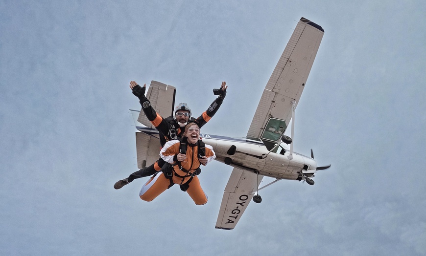 Image 1: Salto tándem en paracaídas a 4500 m sobre el nivel del mar para 1 o 2 