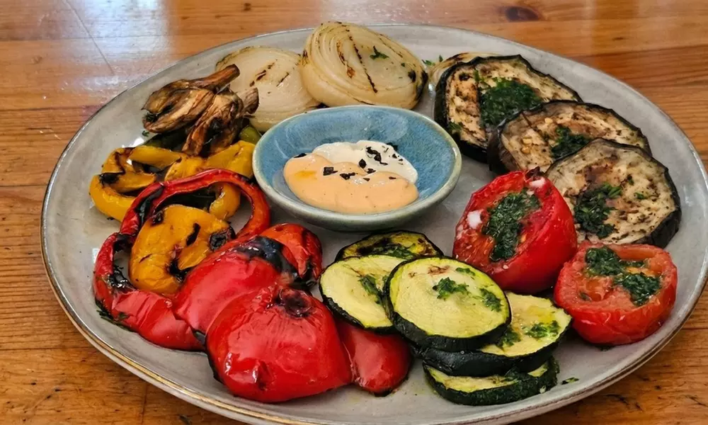 Menú de parrillada con bebida y postre