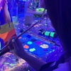 Image 15: Taller de pintura neón con bebida de cortesía para 1 o 2 personas