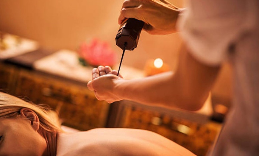 Image 9: Masaje en pareja con opción a ritual prémium con velas, cava y picoteo