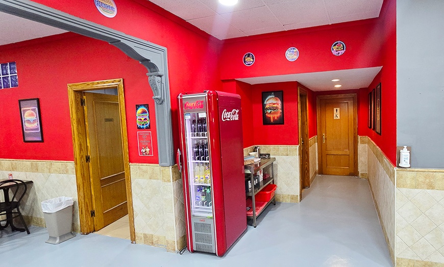 Image 3: Menú de hamburguesa con entrante o patatas, postre y bebida para 2 o 4