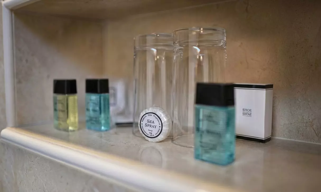 Greater Manchester: 2 Nights with Breakfast, Dinner and Bottle of Wine