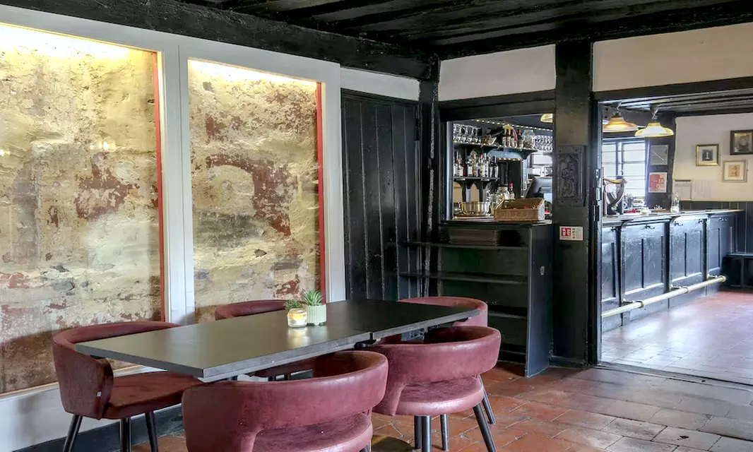 Hurley: Classic Double with Breakfast