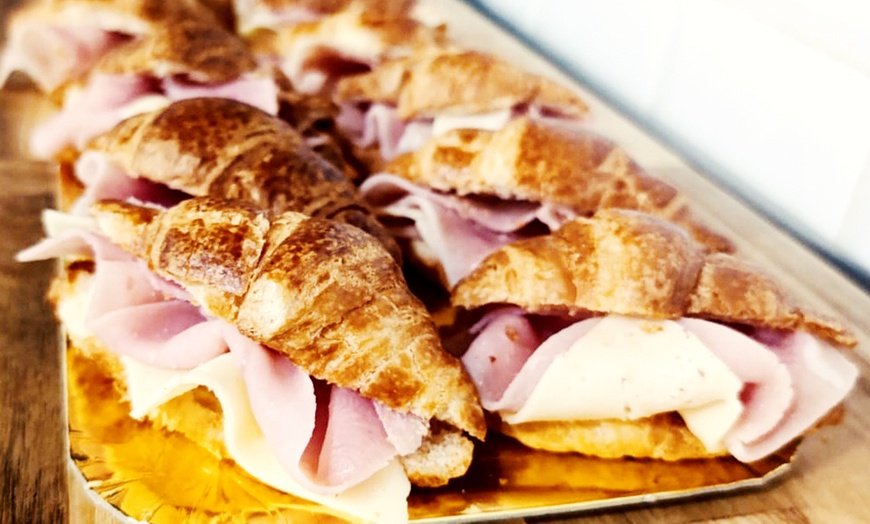 Image 2: Catering para 15-20 o 30-35 personas con salados y dulces variados