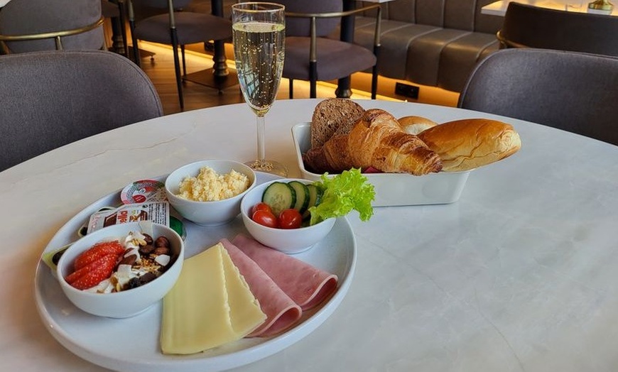 Image 5: Warm ontwaken met een feestelijk ontbijt met bubbels