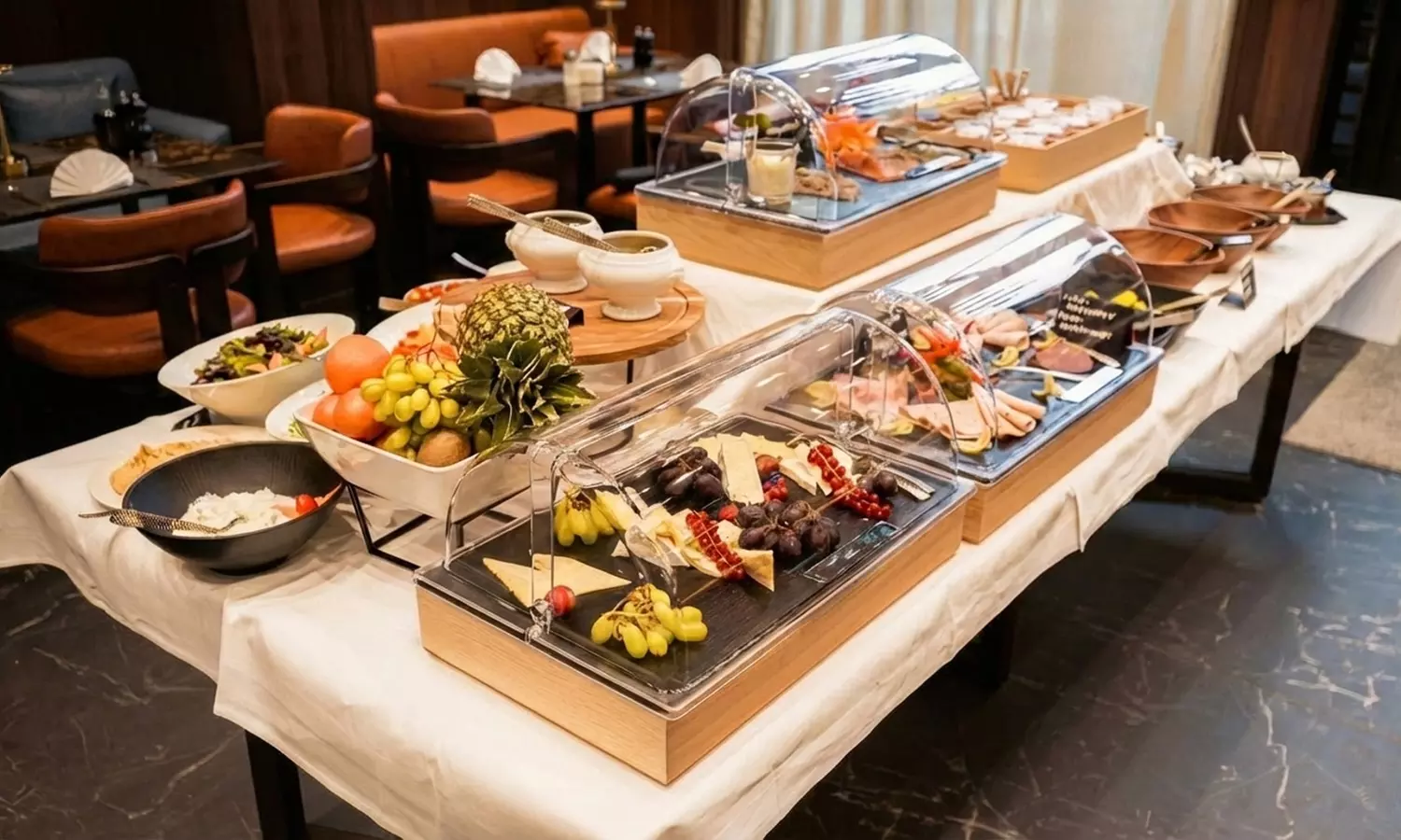 Reichhaltiges internationales Frühstücks vom großen Buffet